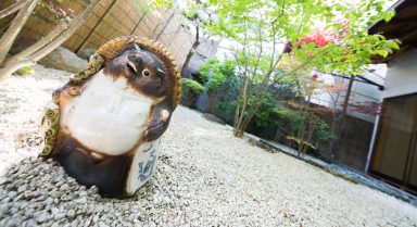 信楽焼のたぬきと日本庭園