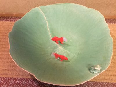 カエルと金魚