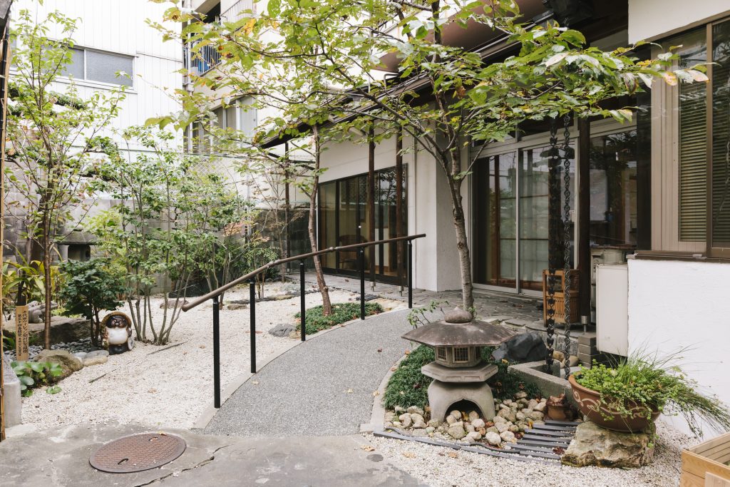 千代田ヴィレッジの入口。スロープと手すりの先に中庭と建物