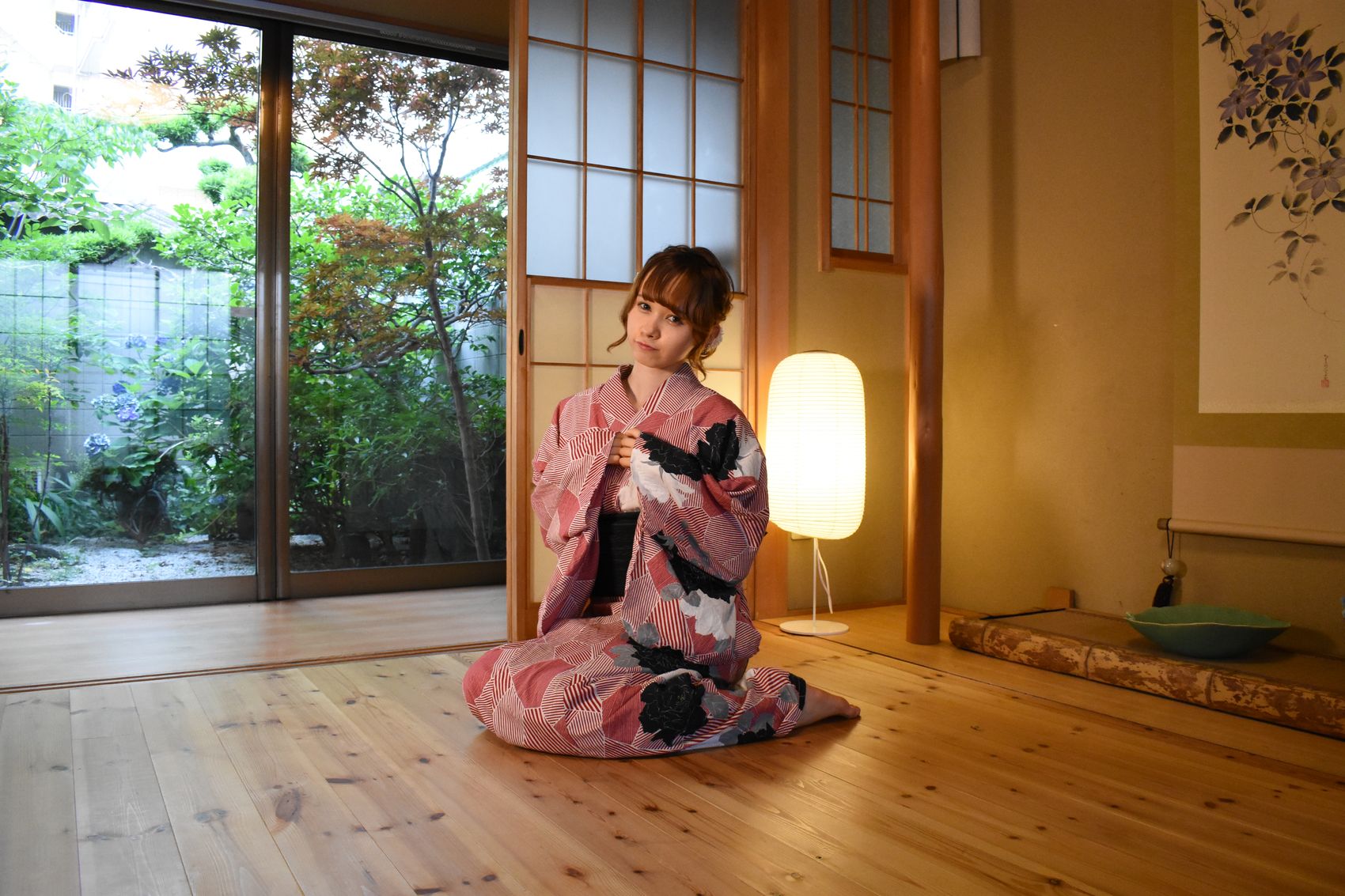 和みの間での浴衣ポートレート。障子ごしの自然光と行灯