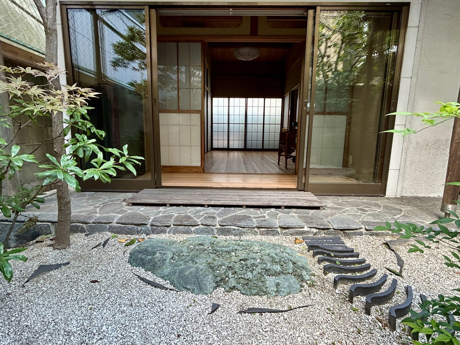千代田ヴィレッジ 中庭から襖を開けた和室2間を見通したところ。障子と欄間、床は無垢フローリングの板の間